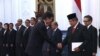 Duta Besar Amerika Serikat untuk Indonesia, Robert Blake menyerahkan surat kepercayaan kepada Presiden Susilo Bambang Yudhoyono di Istana Merdeka, Jakarta, 30 January 2014 (VOA/Andylala)