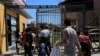 Archivo. Migrantes centroamericanos que regresaron de Estados Unidos a México bajo los Protocolos de Protección al Migrante (MPP), ingresan a un centro comercial en Tijuana, México, el 18 de julio de 2019.