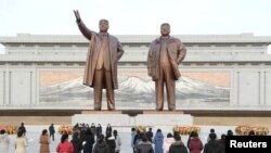 북한 평양 만수대 언덕의 김일성 김정일 부자 동상.