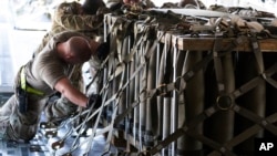 Ngarkesat me armatime për Ukrainën në bazën e forcave ajrore Dover