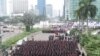 Pada peringatan Hari Buruh Sedunia (1/5), ribuan buruh menutup ruas Jl. MH Thamrin menuju Istana Merdeka. (VOA/Andylala Waluyo)