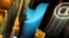 El logo de Twitter aparece en una publicación telefónica en el piso de la Bolsa de Valores de Nueva York. Archivo.