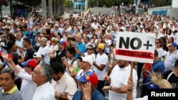 Des partisans de l'opposition manifestent contre le président Nicolas Maduro, Caracas, Venezuela, le 15 avril 2017. (REUTERS/Carlos Garcia Rawlins)