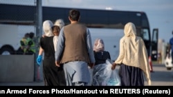 Pengungsi Afghanistan yang mendukung misi Kanada di Afghanistan setibanya di Bandara Internasional Pearson, Toronto, 24 Agustus 2021. (MCpl Genevieve Lapointe/Canadian Forces Combat via REUTERS)