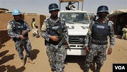 Pasukan gabungan Uni Afrika dan PBB di Darfur (UNAMID) melakukan patroli di kamp pengungsi (foto: dok.).