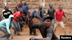 Des manifestants lancent des pierres contre les forces de l’ordre à Kibera, Nairobi, Kenya, 12 août 2017.