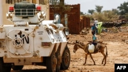 Un véhicule blindé de l'ONU et de l'Union africaine au Darfour (MINUAD) dans la ville déchirée par la guerre de Golo, dans la région montagneuse et boisée de Jebel Marra, dans le centre du Darfour.