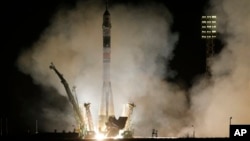 Roket Soyuz-FG bersiap lepasa landas, membawa kapsul Soyuz TMA-08M dan tiga astronot menuju Stasiun Antariksa Internasional (ISS) dari kosmodrom Baikonur di Kazakhstan (29/3). Kapsul Soyuz dan 3 astronot telah merapat ke ISS, enam jam pasca lepas landas.