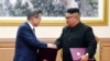 문재인 한국 대통령과 김정은 북한 국무위원장이 19일 평양 백화원 영빈관에서 평양공동선언문에 서명한 후 악수하고 있다. 사진 출처=평양사진공동취재단