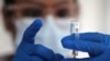 Seorang perawat mengambil dari botol vaksin Covid-19 Johnson & Johnson, di Los Angeles, California, 25 Maret 2021. (Foto: Reuters)