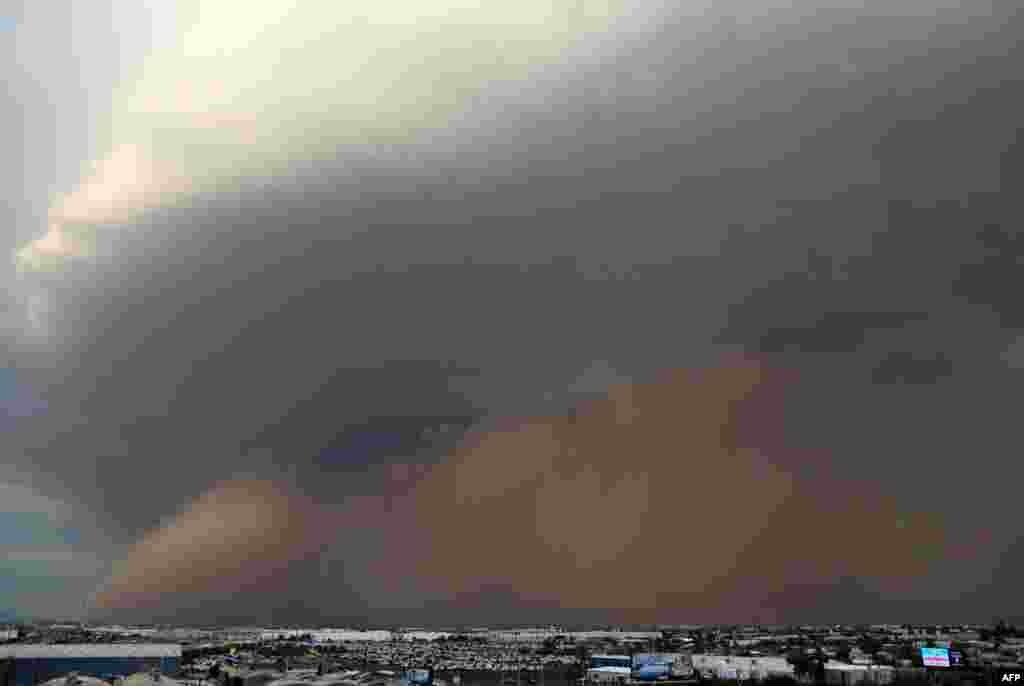 A dust storm approaches Phoenix before the MLB game between the San Diego Padres and the Arizona Diamondbacks in Phoenix, Arizona, Aug. 26, 2013.