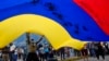 En la imagen de archivo un hombre ondean una bandera venezolana en un mitin de campaña.