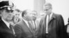 Martin Luther King Jr. (izq.) y Malcolm X esperan que comience una conferencia de prensa en un lugar desconocido, el 26 de marzo de 1964.