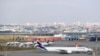 Un avión de Latam Airlines es visto en el Aeropuerto Internacional de Guarulhos en medio del brote de la enfermedad por coronavirus (COVID-19), en Guarulhos, cerca de Sao Paulo, Brasil, 19 de mayo de 2020.