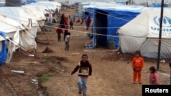 Anak-anak pengungsi Irak bermain di kamp pengungsi di Erbil, Kurdistan (1/12).