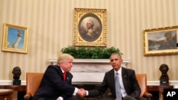 Le président sortant des Etats-Unis Barack Obama, à droite, et son successeur élu, Donald Trump, se saluent lors de leur rencontre au Bureau Ovale de la Maison Blanche à Washington DC, 10 novembre 2016. 