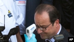 Presiden Perancis diperiksa suhunya di rumah sakit, Conakry, Guinea, Jumat, 28 November 2014.