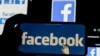 El logo de Facebook es visto en un teléfono móvil el 2 de diciembre de 2019. La aplicación sufrió una significativa caída de su servicio el 4 de octubre de 2021.