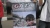 Poster yang dibawa oleh demonstran di Jakarta baru-baru ini yang memrotes serangan Israel di Jalur Gaza. (VOA/Andylala Waluyo)