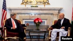Menteri Luar Negeri John Kerry (kiri) bertemu dengan Presiden Afghanistan Hamid Karzai di Kabul (11/10). (Reuters/Jacquelyn Martin) 