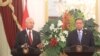 Presiden Susilo Bambang Yudhoyono memberi keterangan pers bersama Perdana Menteri Malaysia Najib Razak usai Pertemuan Konsultasi Tahunan ke-10 Indonesia-Malaysia di Istana Merdeka Jakarta (19/12). (VOA/Andylala Waluyo)