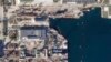 На этом спутниковом снимке, сделанном Planet Labs PBC, показана верфь в Керчи на Крымском полуострове после украинского ракетного удара по верфи и российскому военно-морскому судну в воскресенье, 5 ноября 2023 года. 