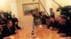 در این تصویر که از سوی شورای امنیت ملی افغانستان نشر شده است، هیأت افغان و روسی در حال گفتگو اند