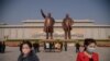 태양절인 15일 북한 평양 만수대 언덕에서 마스크를 착용한 시민들이 김일성·김정일 동상에 참배한 후 떠나고 있다. 