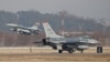 지난 2017년 12월 미-한 연합공중훈련에 참가한 미 공군 F-16 전투기들이 오산 미군기지에서 이륙하고 있다.