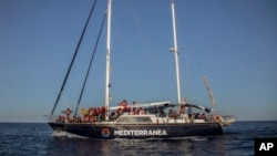 Sebuah kapak penyelamat migran "Mediterranea" tampak membawa para migran menuju ke Pulau Lampedusa, Italia bulan lalu (foto: dok). 