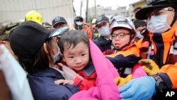 2月6日台南发生大地震后，一名男婴从倒塌的建筑中被救出。