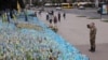 Офіцер і ветеран російсько-української війни 60-річний Олег Боженко вшановує пам’ять загиблих українських воїнів на Майдані Незалежності в Києві, 28 травня 2024 року. (Фото Анатолія СТЕПАНОВА / AFP)