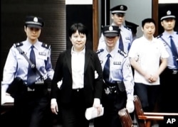 谷开来及其助手张晓军在合肥中级法院出庭受审（2012年8月9日）