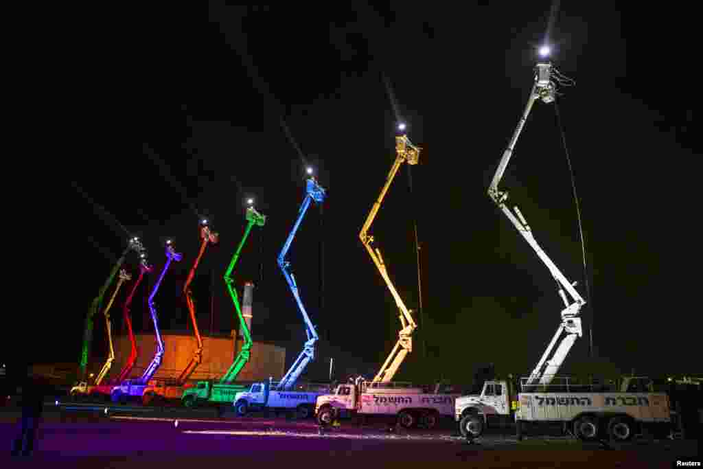 Lampu warna-warna dinyalakan di Tel Aviv untuk memperingati hari raya Yahudi, Hanukkah.