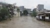 Permukiman padat penduduk di bantaran kali Ciliwung yang meluap di daerah Kampung Pulo, Jakarta (foto: VOA/Andylala).