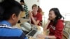 Mahasiswa pascasarjana teknik Stanford, Serena Yeung, kanan, bekerja sebagai insinyur perangkat lunak di sebuah startup Silicon Valley. (Foto: AP/Paul Sakuma)