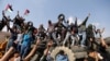 Des manifestants palestiniens brandissent leur drapeau national à la frontière entre Israël et Gaza, le 27 avril 2018