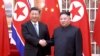 김정은(오른쪽) 북한 국무위원장과 시진핑 중국 국가주석이 지난 2019년 평양에서 악수하고 있다. (자료사진)