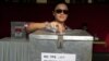 Pemilih memasukkan kertas suara ke dalam kotak dalam pemilihan kepala daerah Jakarta. (Photo: VOA/Andylala Waluyo)