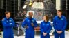 Экипаж Artemis II в здании управления и контроля Нила Армстронга в центре управления полетами. Космический центр Кеннеди на мысе Канаверал, Флорида, 8 августа 2023 года.