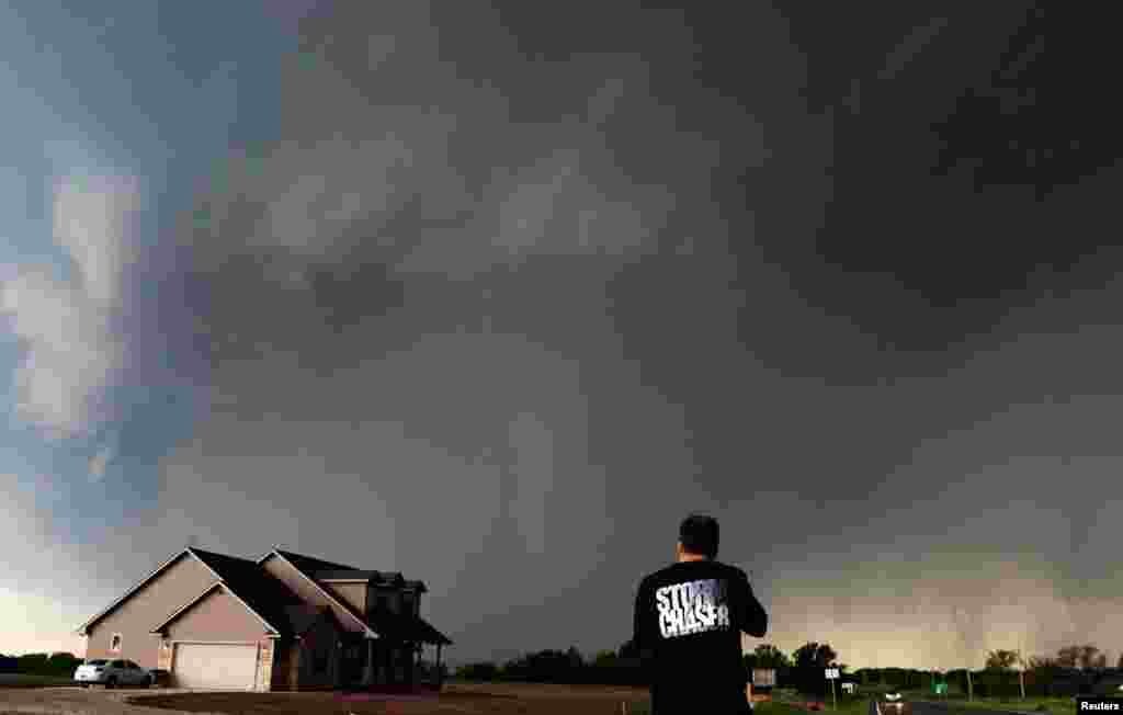 Pengejar badai Brad Mack merekam tornado di Oklahoma.