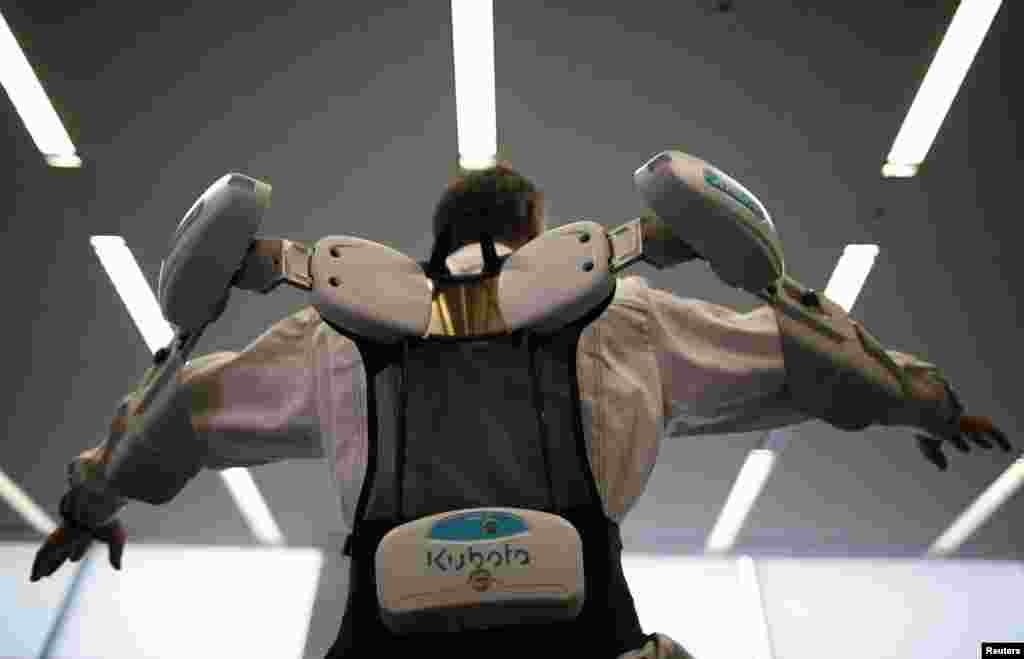 Perusahaan ActiveLink mendemonstrasikan lengan robot 'Raku Vest', yang dibuat untuk memudahkan kerja petani dan pekerja konstruksi, dalam demonstrasi di Tokyo.
