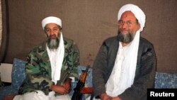 الظواهری (راست) در کنار اسامه بن لادن - تصویر منتشر شده در نوامبر ۲۰۰۱