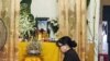 在越南河静省，一位女士在一名据信是英国卡车里发现的39名死者之一的一名越南女子的灵位前祈祷。(2019年10月27日)