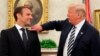 Президент Трамп демонстративно чистить костюм президентові Макрону в Білому Домі 24 квітня 2018