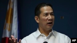 Juru bicara Kementerian Luar Negeri Filipina, Raul Hernandez dalam konferensi pers di Kantor Pusat Kemenlu Filipina di Pasay, selatan Manila (25/2).