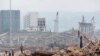 Personas en el lugar devastado de la explosión en el puerto de Beirut, Líbano, 6 de agosto de 2020.