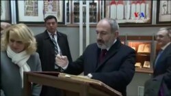 Ն․Փաշինյանը մոմավառություն է կատարել, այցելել է Մխիթարյան միաբանության գրադարան և գրառում կատարել «Ոսկե» գրքում