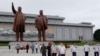 지난 27일 북한에서 한국전 정전협정 기념일을 일컫는 '조국해방전쟁 승리의 날' 67주년을 맞아 주민들이 평양 만수대 언덕의 김일성, 김정일 동상에 헌화했다.