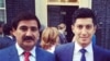 یوسف کارگر مربی و اسلام امیری، کپتان تیم ملی فوتبال افغانستان در برابر منزل صدراعظم بریتانیا در لندن